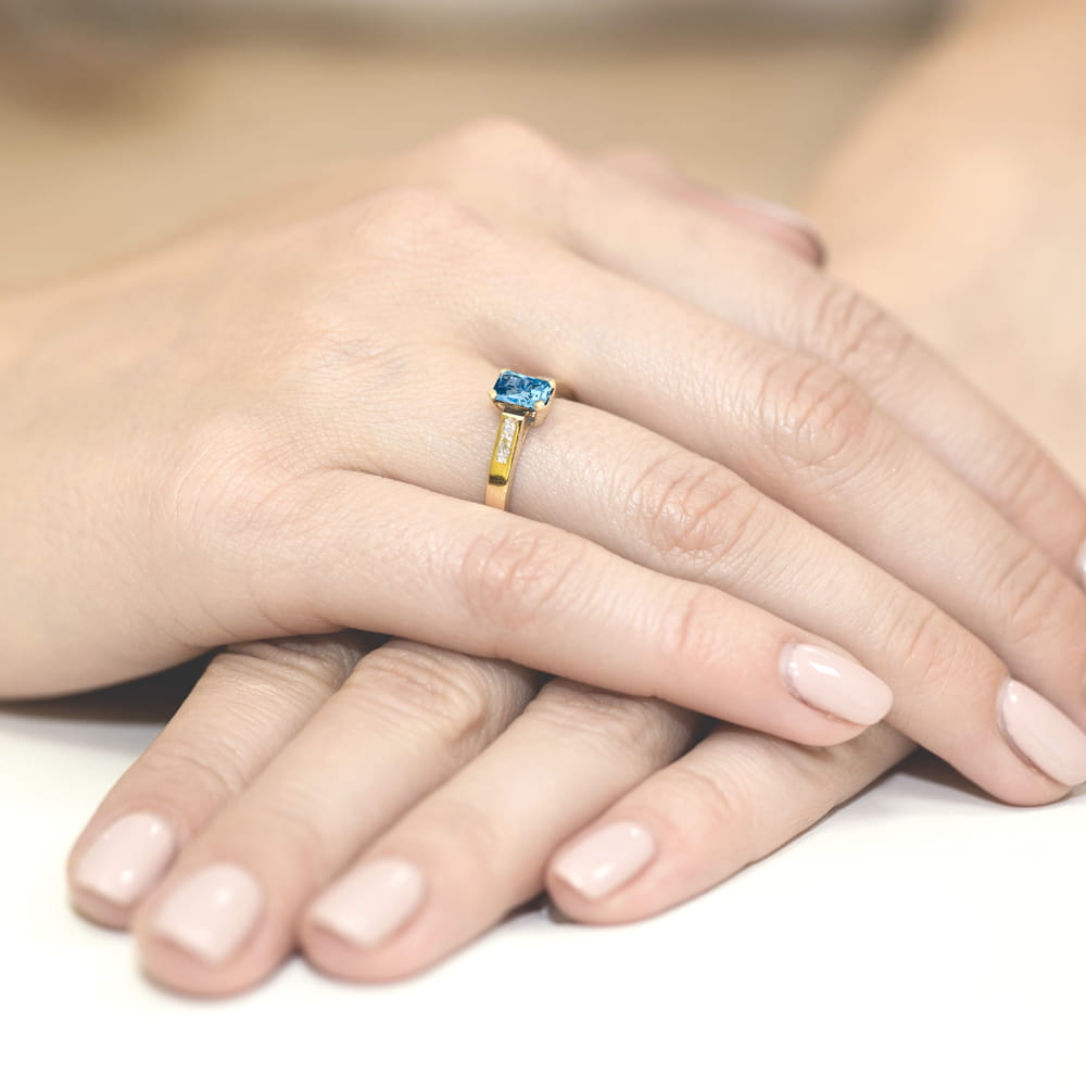 Auksinis Žiedas Su Topazu Ir Deimantais