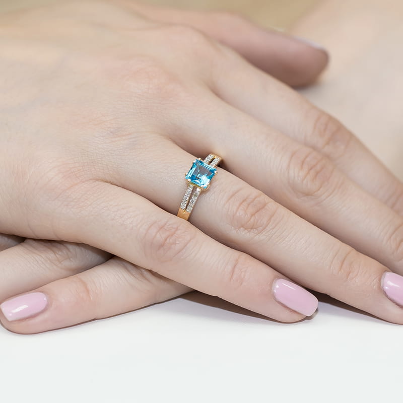 Auksinis Žiedas Su Topazu Ir Deimantais