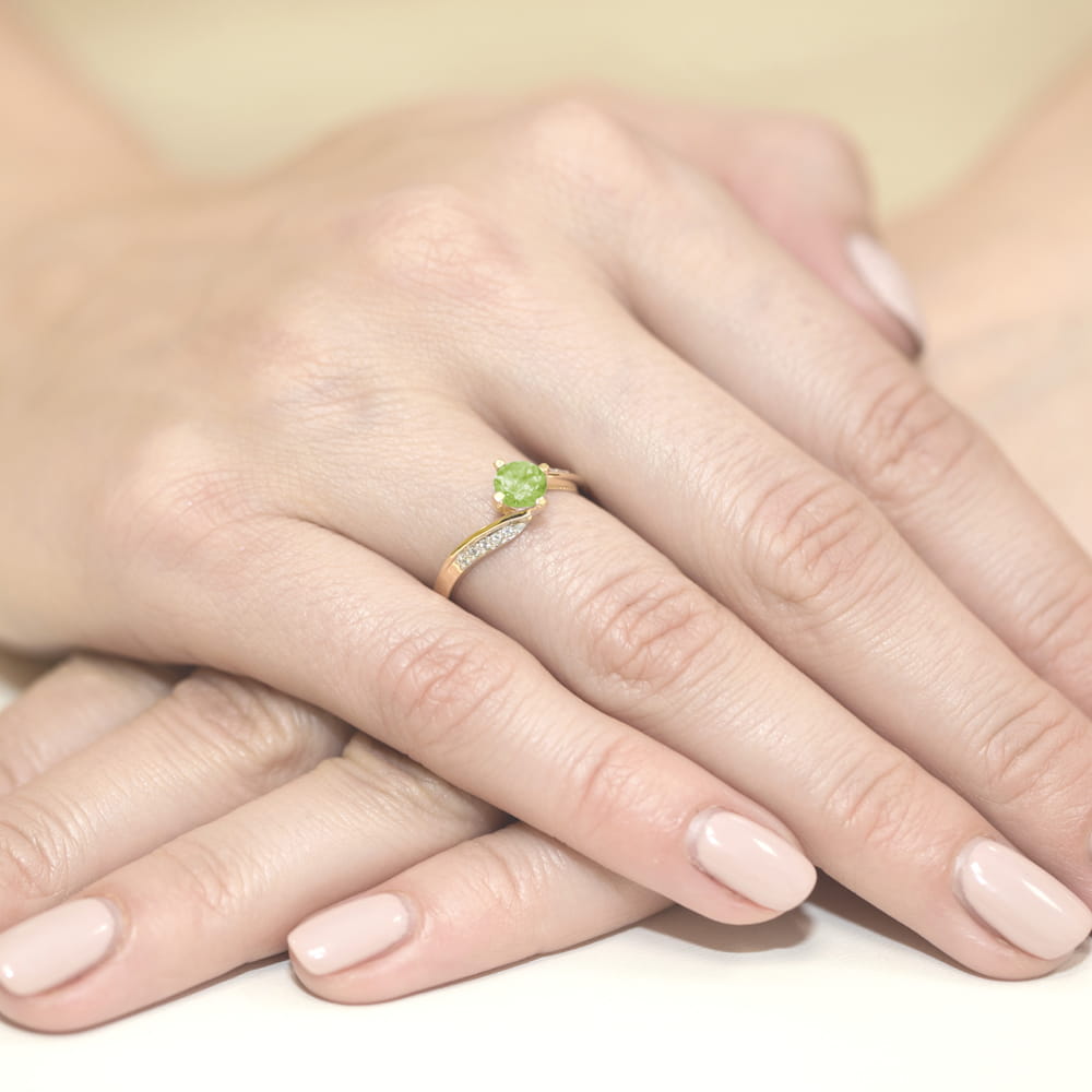 Auksinis Žiedas Su Peridotu Ir Deimantais