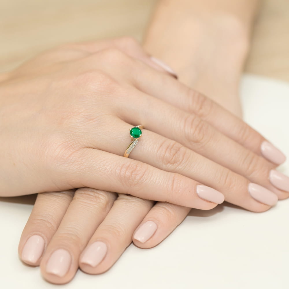 Gold Ring With Emerald And Diamonds