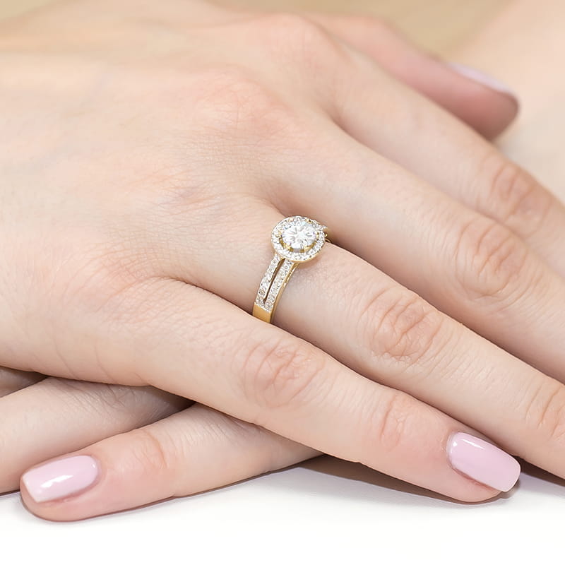 Gold Ring With White Sapphire And Diamonds