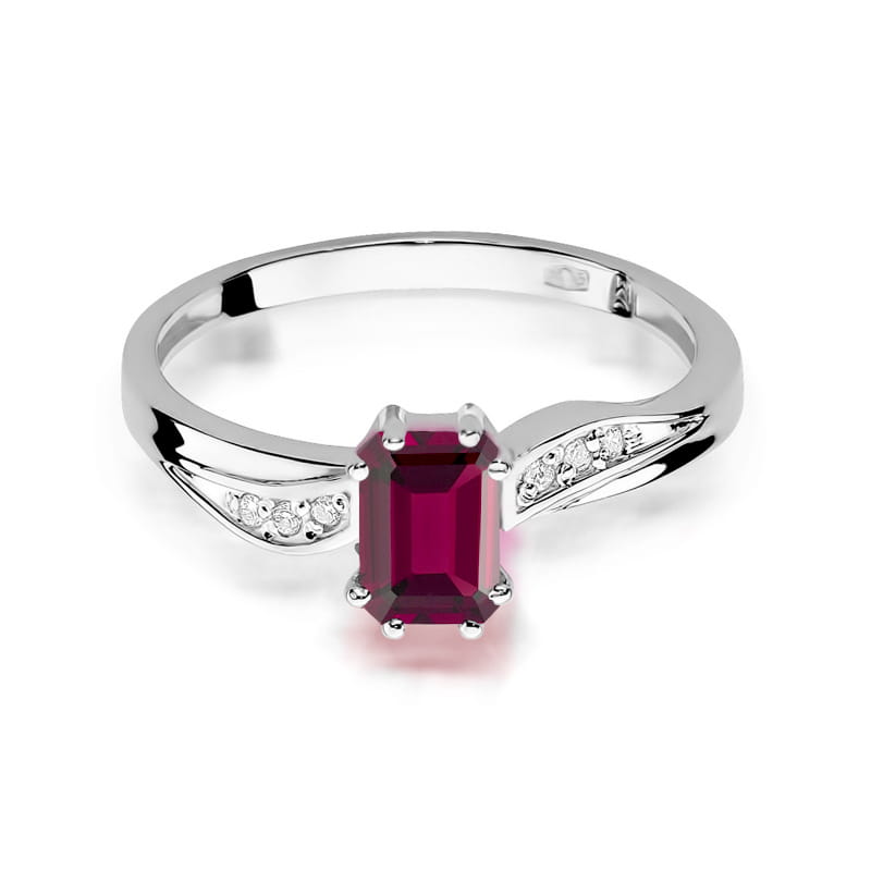 Gold Ring With Garnet And Diamonds