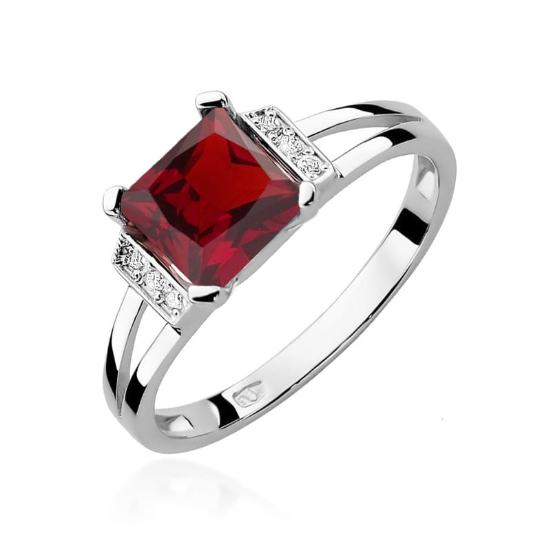 Gold Ring With Garnet And Diamonds