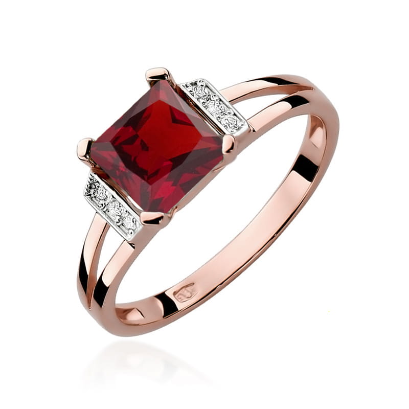 Gold Ring With Garnet And Diamonds