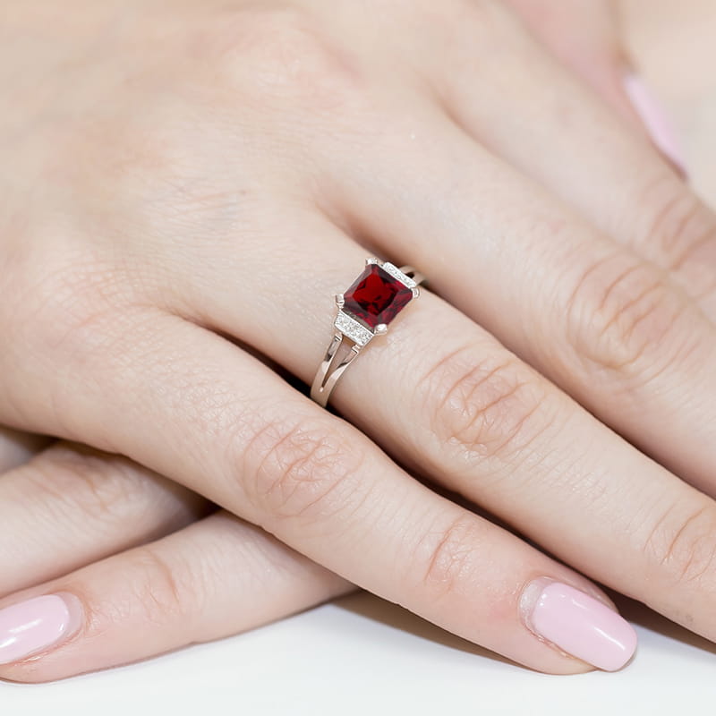 Gold Ring With Garnet And Diamonds