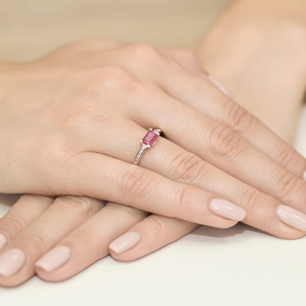 Auksinis Žiedas Su Rubinu Ir Deimantais