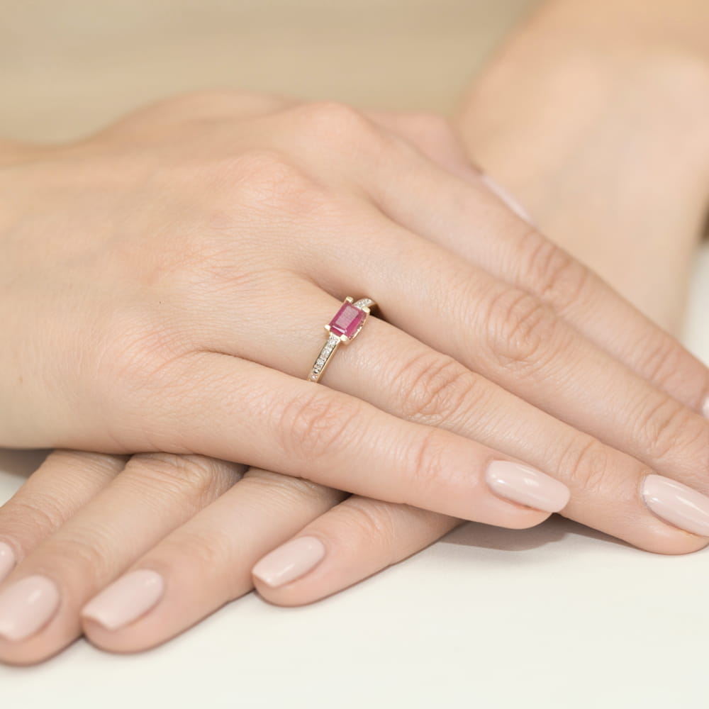 Auksinis Žiedas Su Rubinu Ir Deimantais