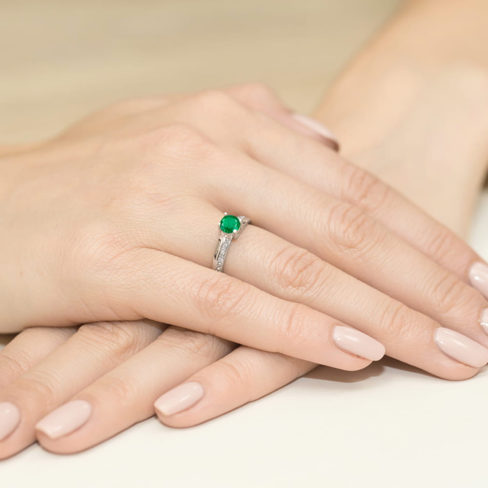 Auksinis Žiedas Su Smaragdu Ir Deimantais