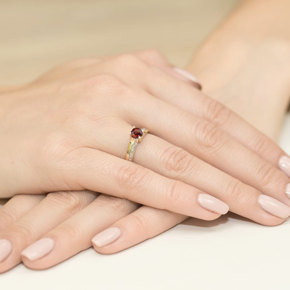 Auksinis Žiedas Su Granatu Ir Deimantais