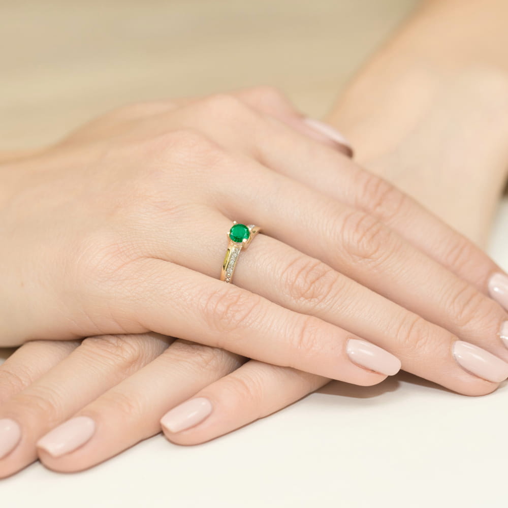 Auksinis Žiedas Su Smaragdu Ir Deimantais