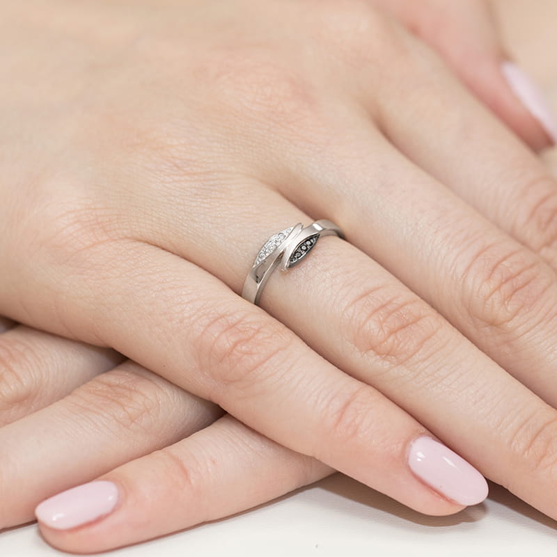 Auksinis Žiedas Su Juodais Ir Baltais Deimantais