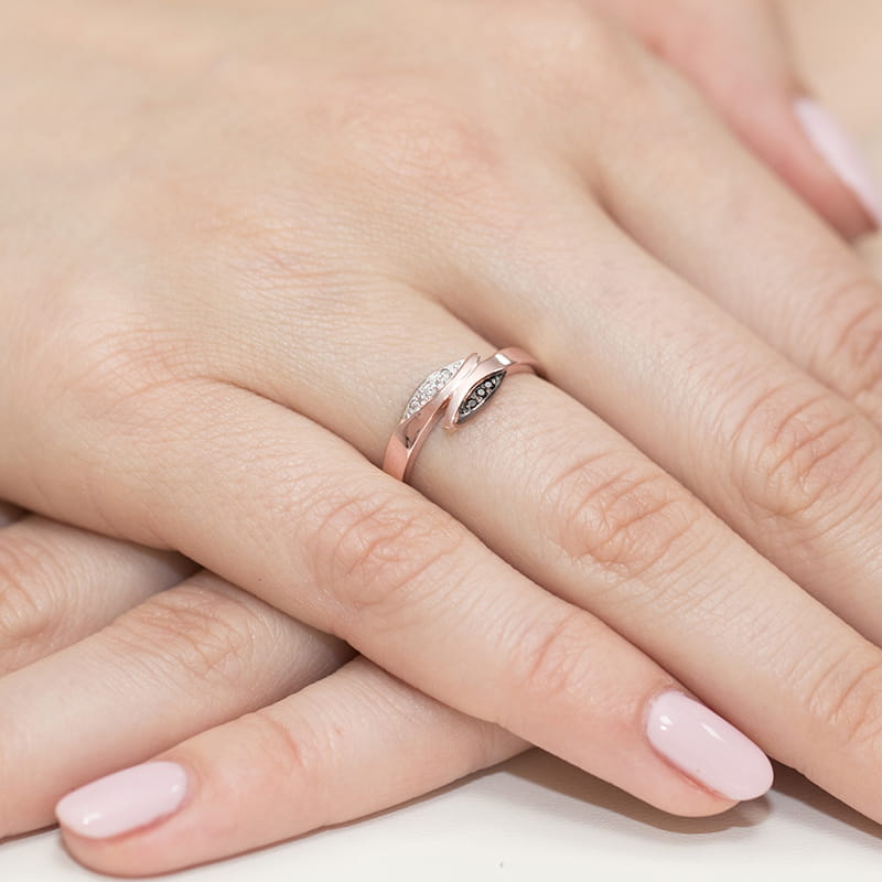 Auksinis Žiedas Su Juodais Ir Baltais Deimantais