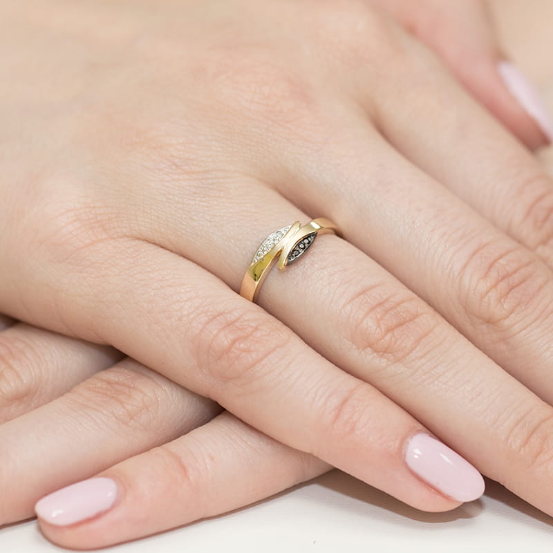 Auksinis Žiedas Su Juodais Ir Baltais Deimantais