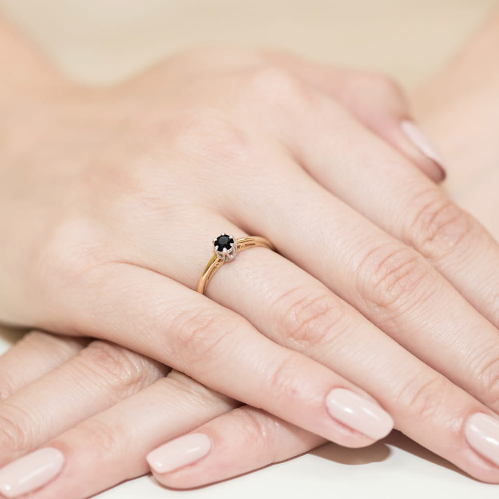 Auksinis Žiedas Su Juodu Deimantu