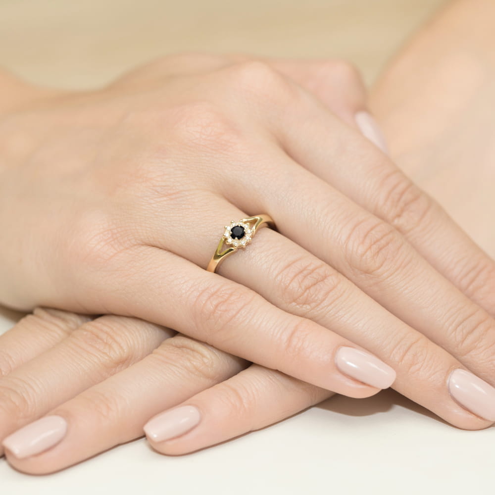 Auksinis Žiedas Su Juodu Ir Baltais Deimantais