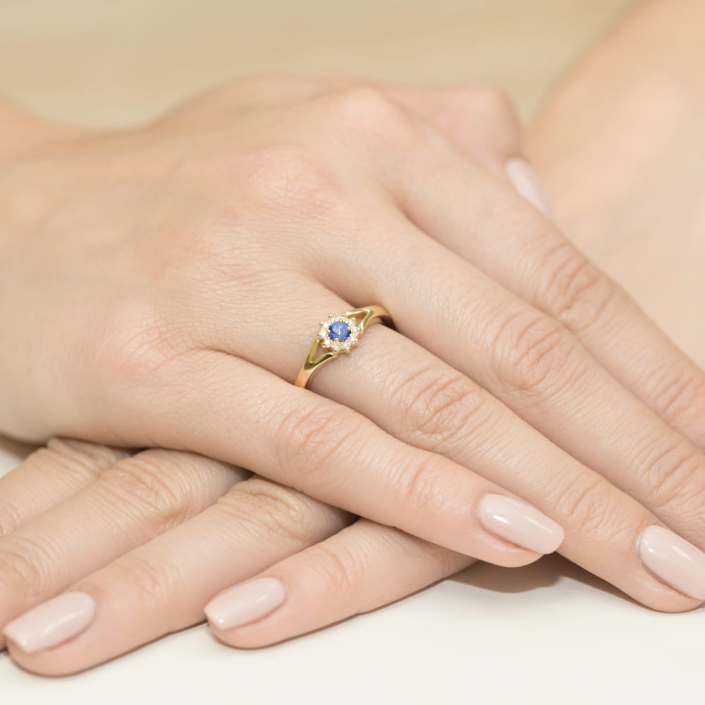 Gold Ring With Tanzanite And Diamonds