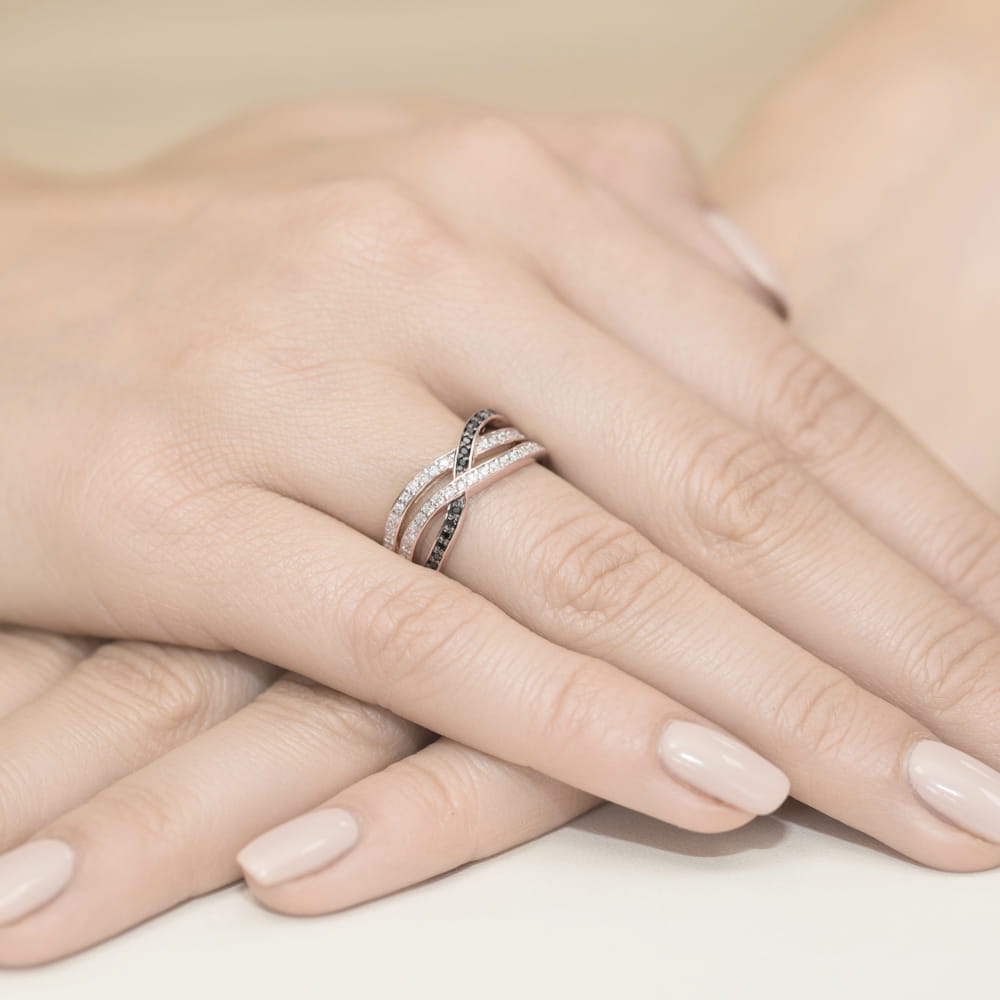 Auksinis Žiedas Su Juodais Ir Baltais Deimantais