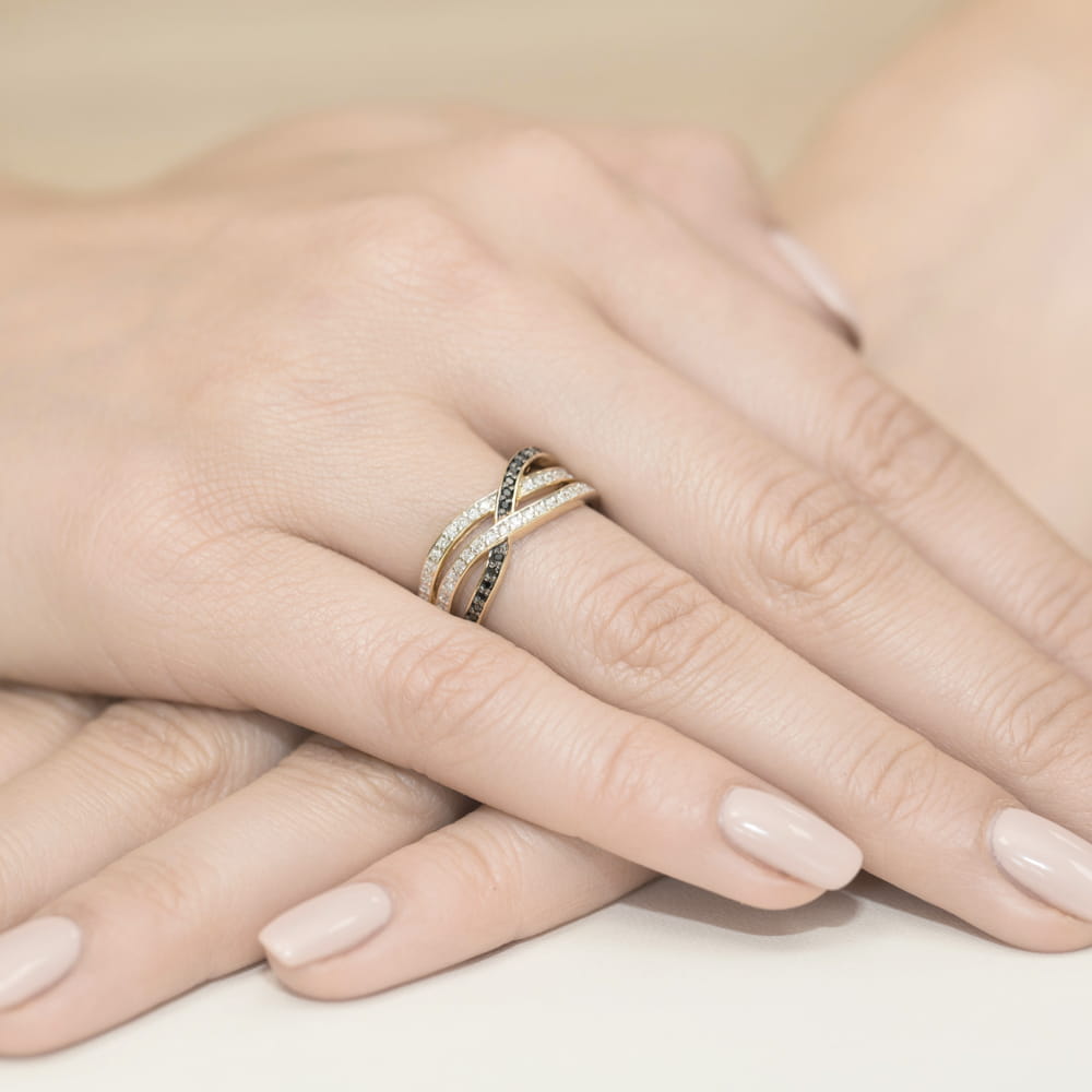 Auksinis Žiedas Su Juodais Ir Baltais Deimantais