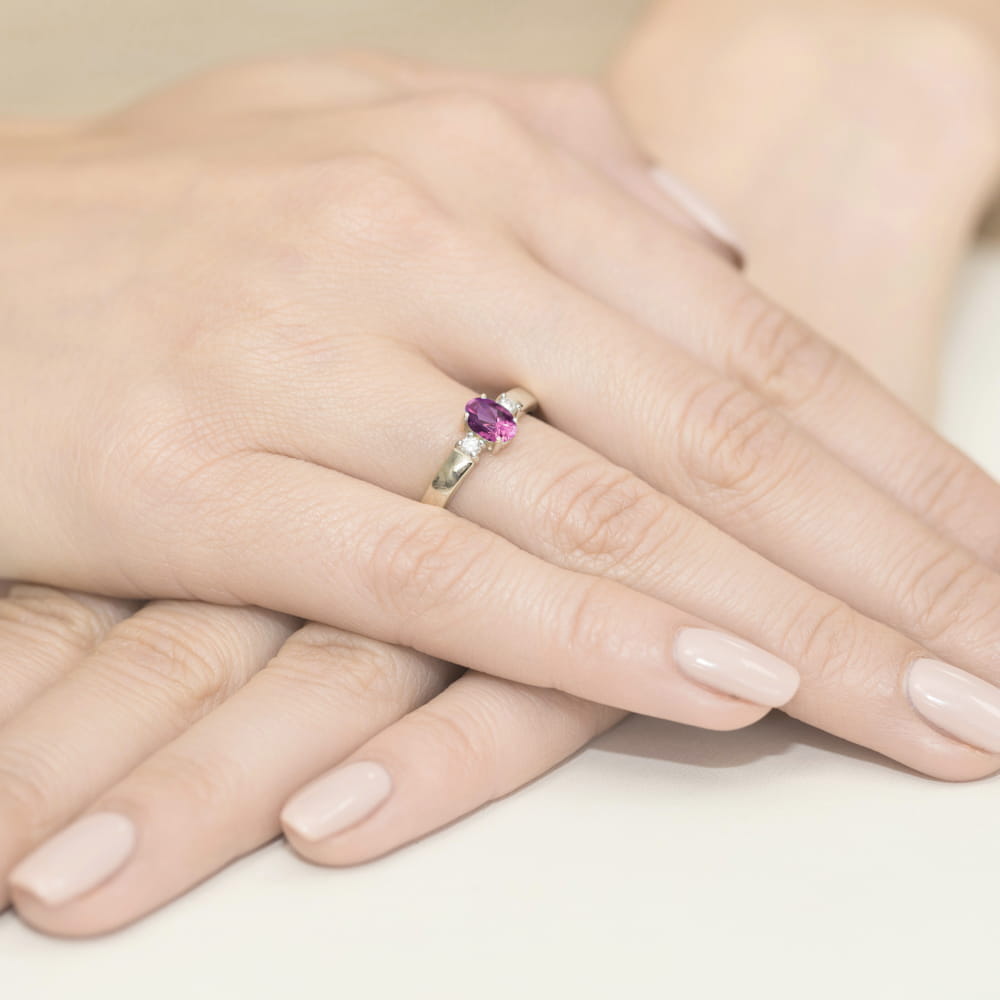 Auksinis Žiedas Su Rožiniu Safyru Ir Deimantais