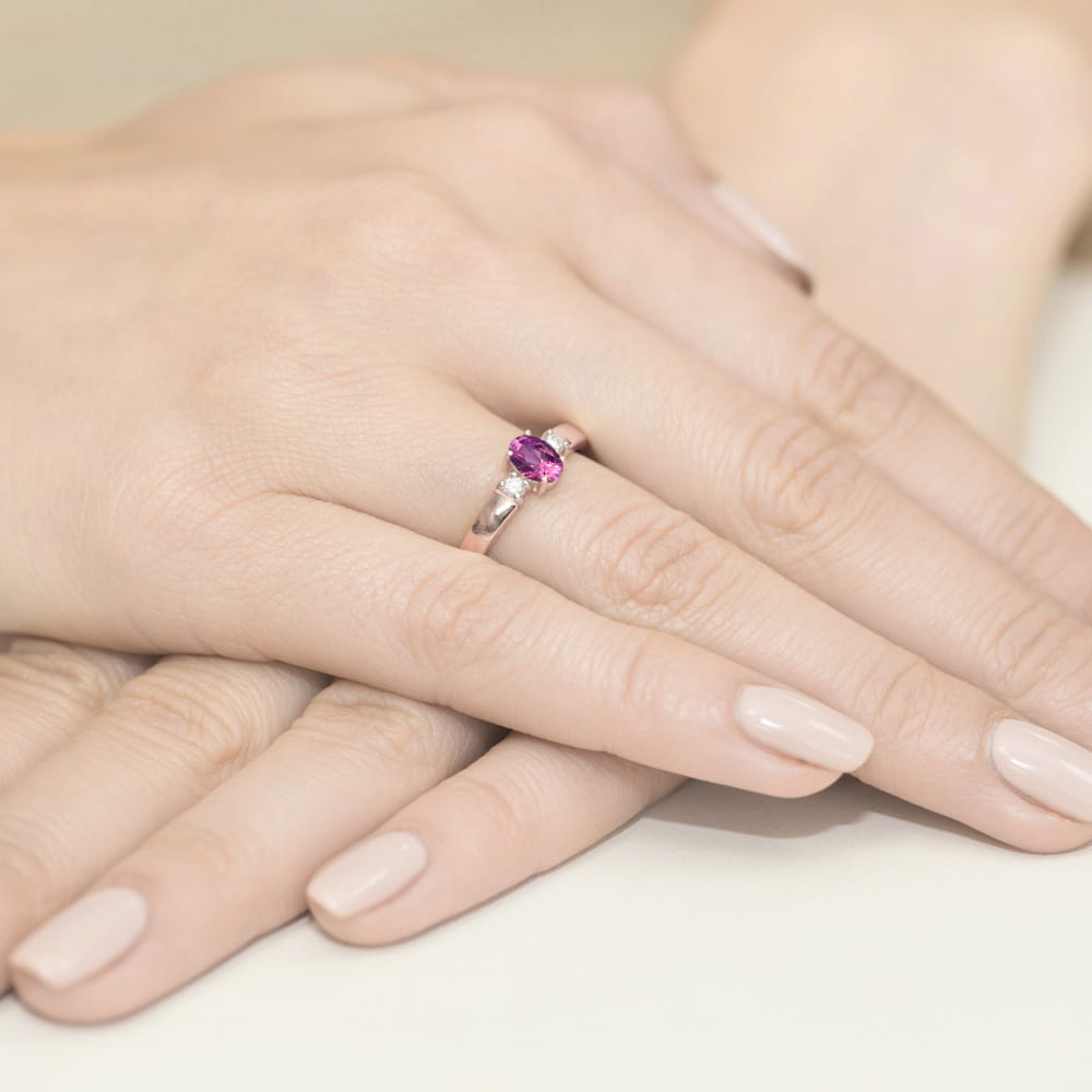 Auksinis Žiedas Su Rožiniu Safyru Ir Deimantais