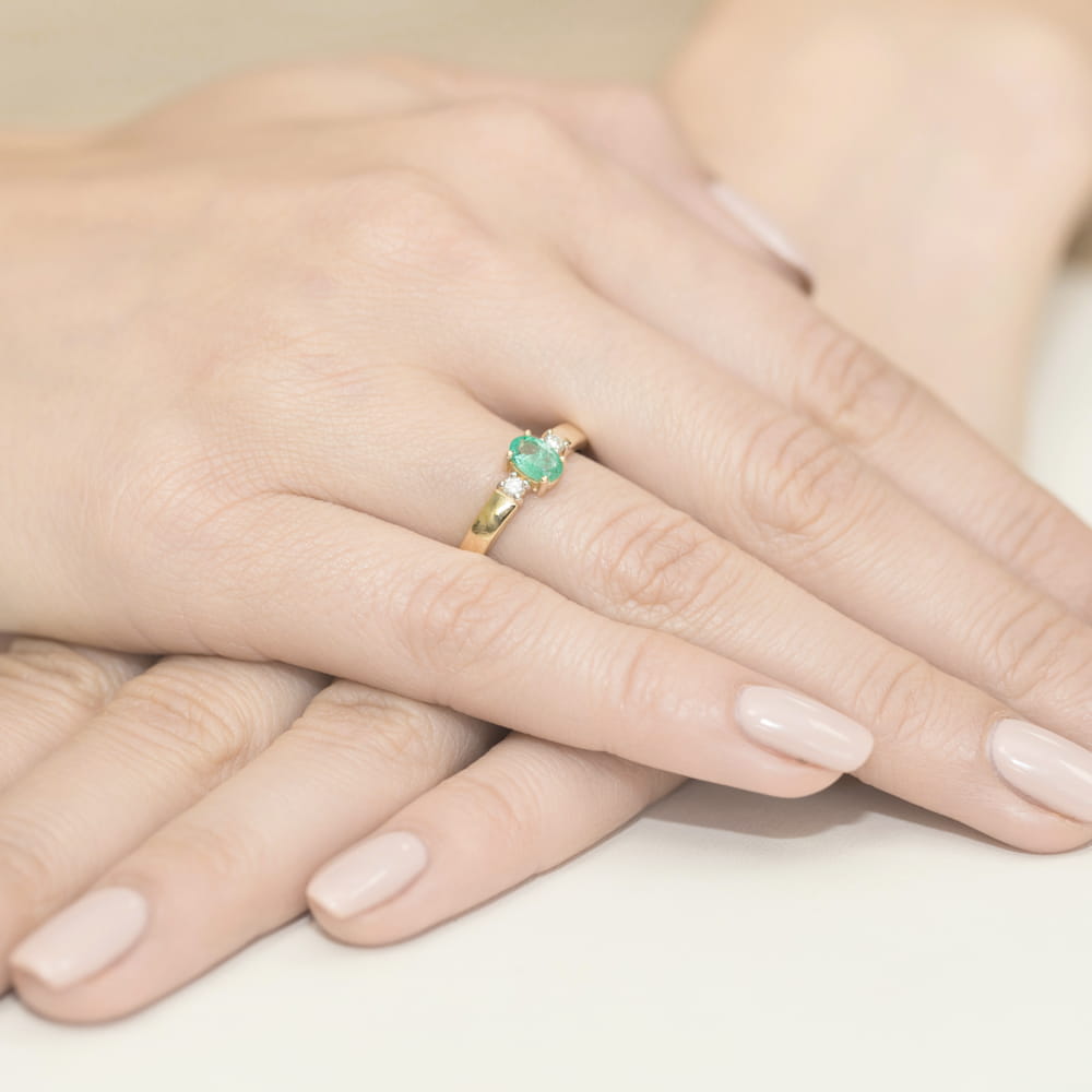 Gold Ring With Emerald And Diamonds