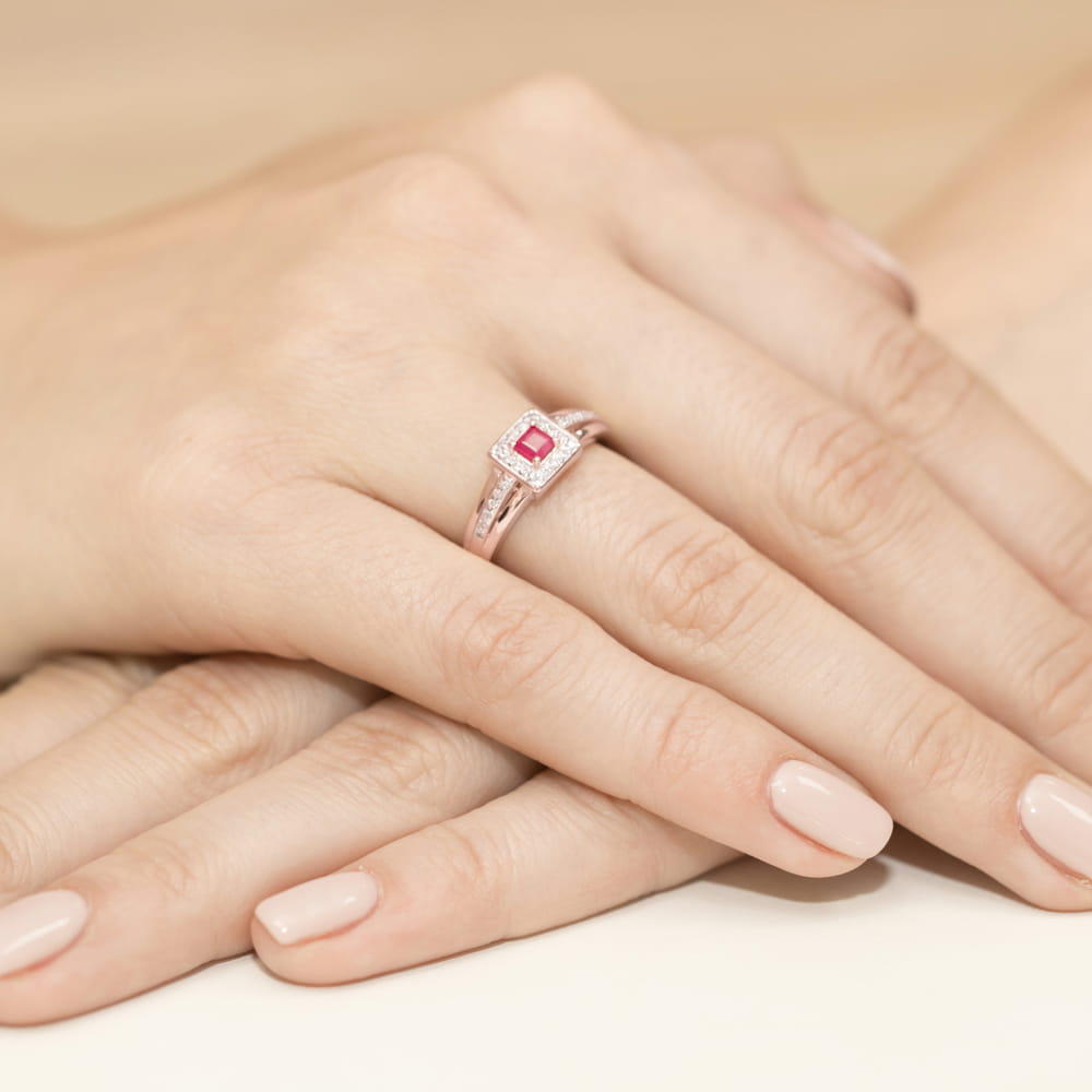 Gold Ring With Ruby And Diamonds