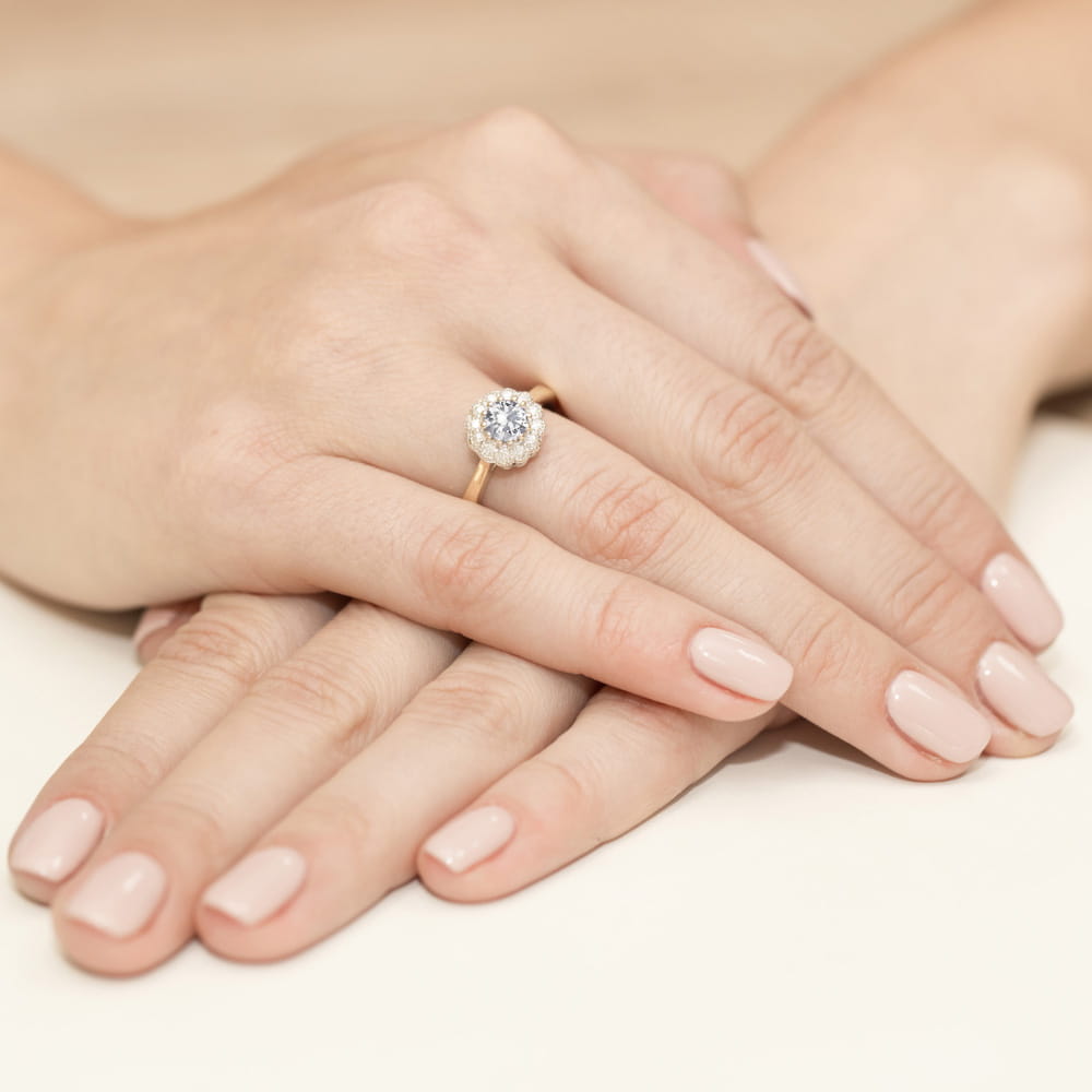 Auksinis Žiedas Su Baltu Safyru Ir Deimantais