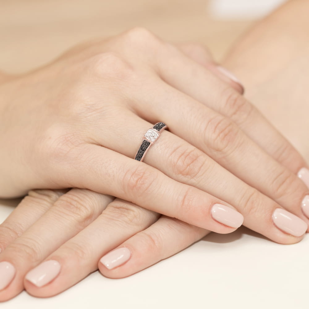 Auksinis Žiedas Su Juodais Ir Baltais Deimantais