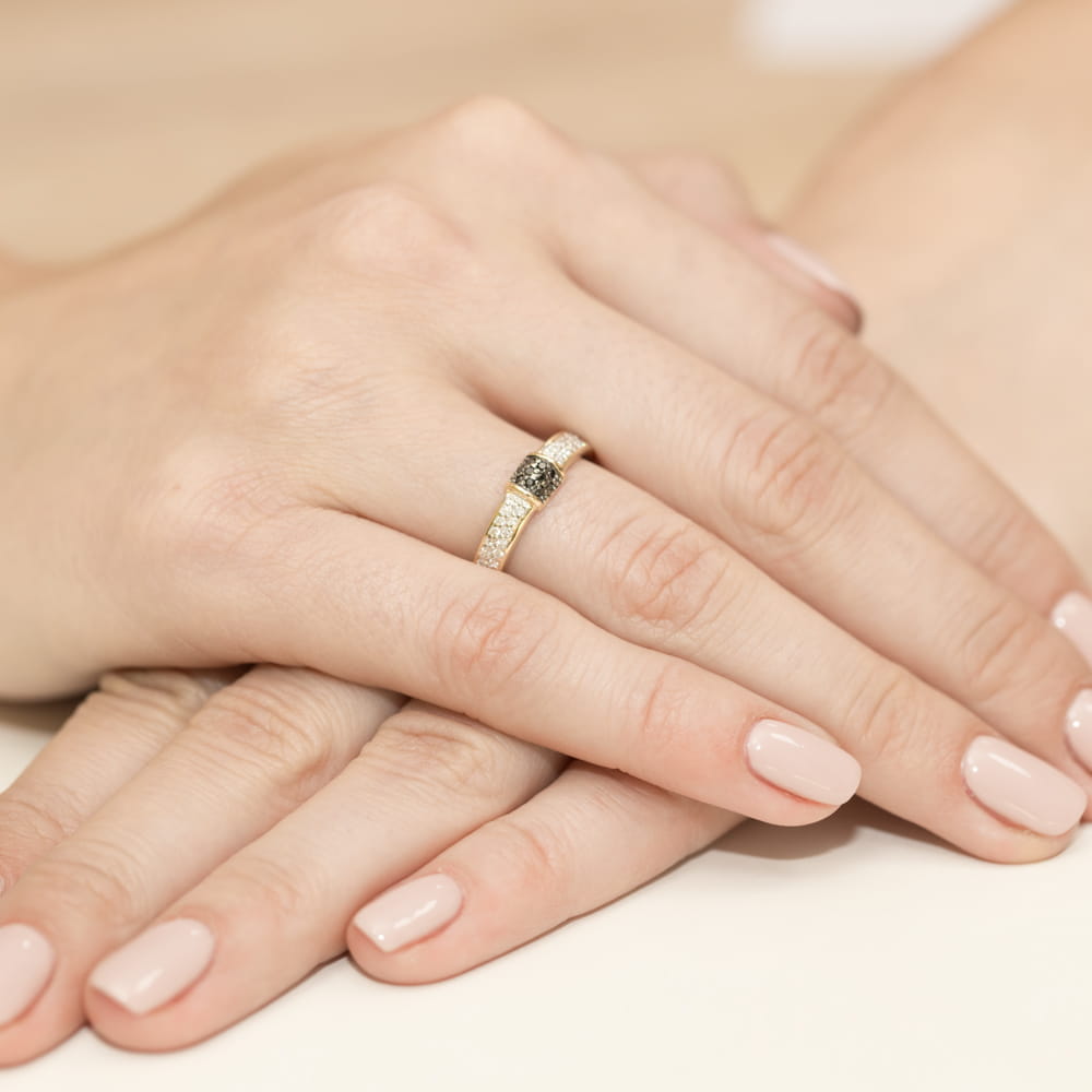 Auksinis Žiedas Su Juodais Ir Baltais Deimantais