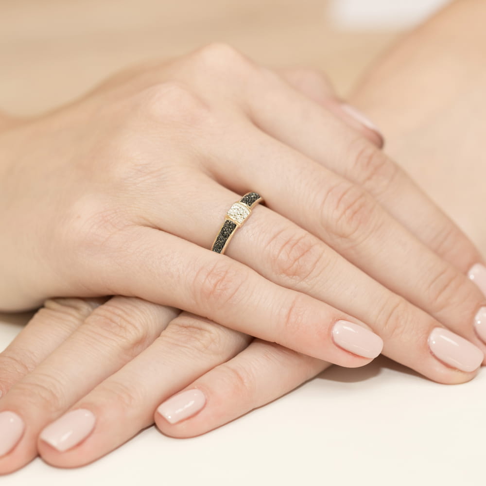 Auksinis Žiedas Su Juodais Ir Baltais Deimantais