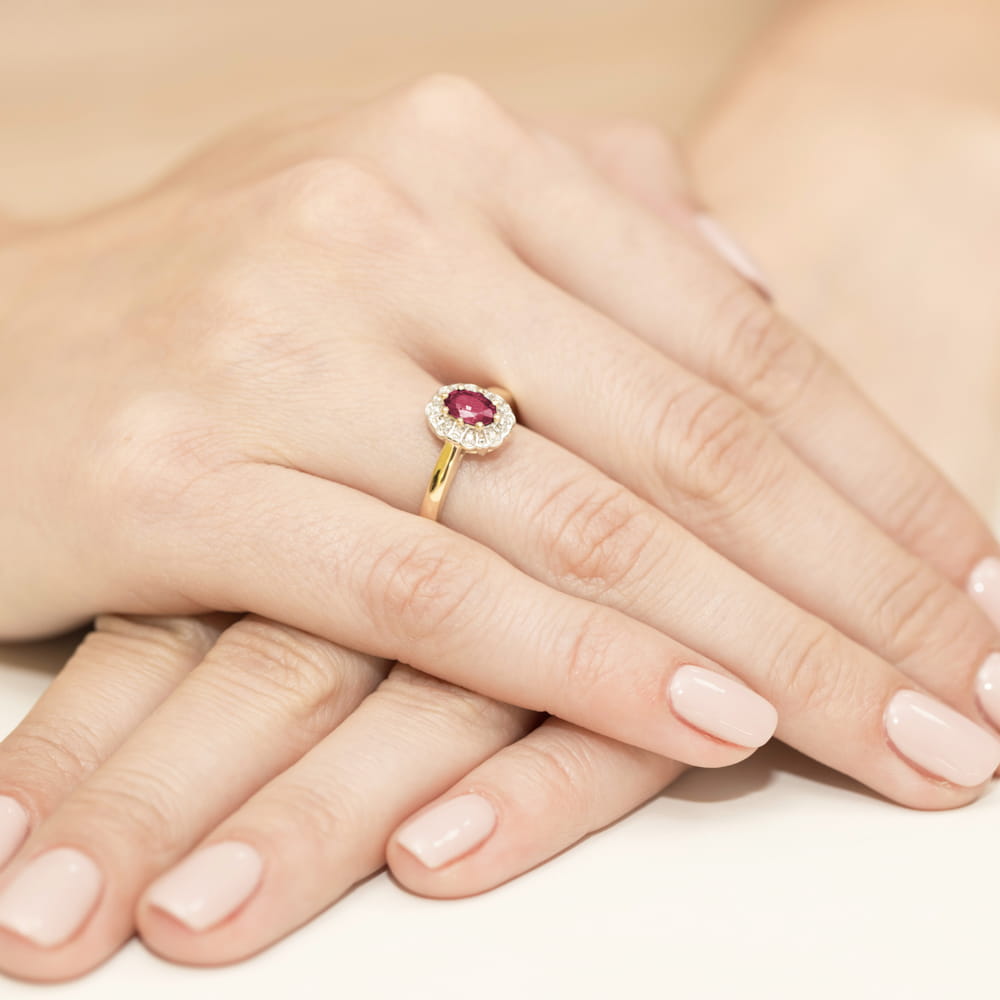 Auksinis Žiedas Su Rubinu Ir Deimantais