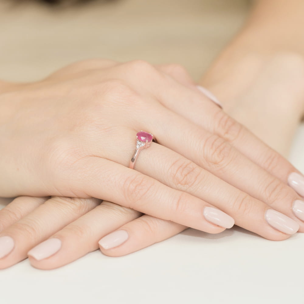 Auksinis Žiedas Su Rubinu Ir Deimantais