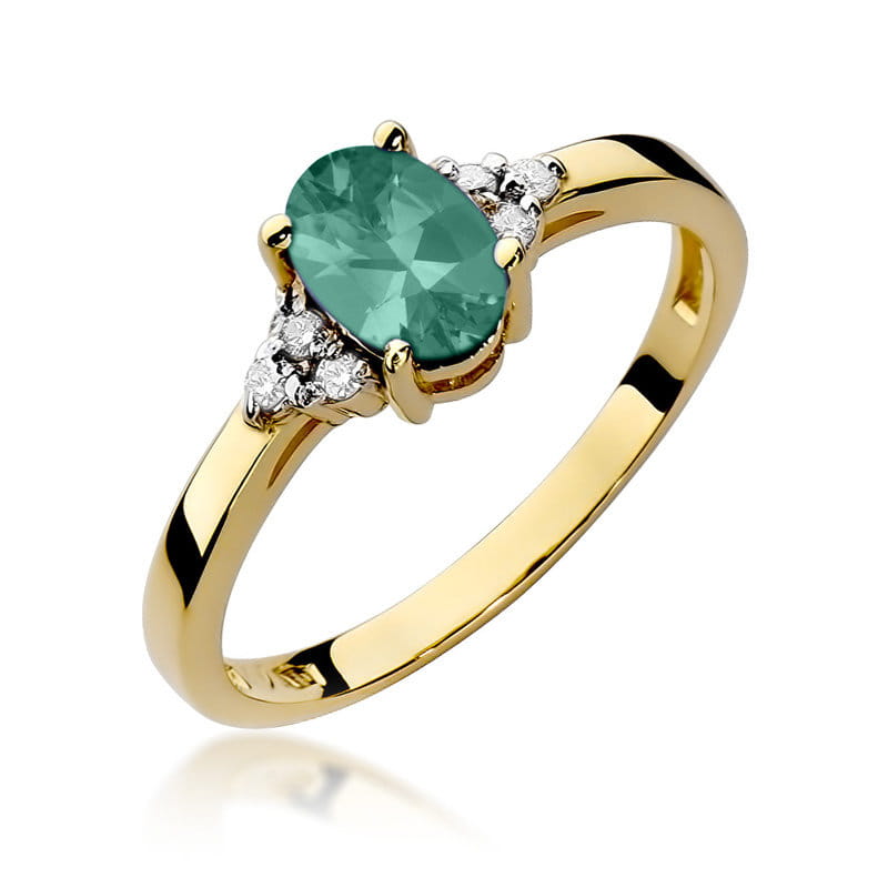 Gold Ring With Emerald And Diamonds