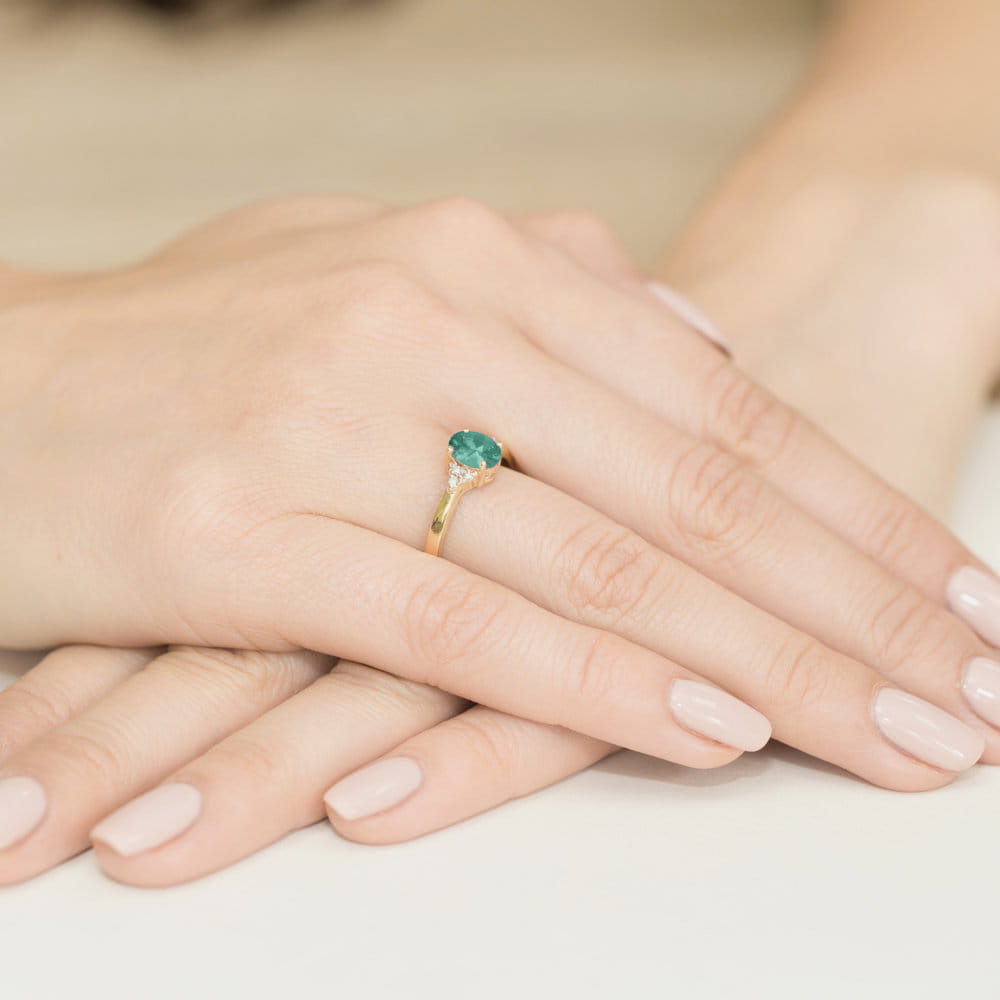 Gold Ring With Emerald And Diamonds