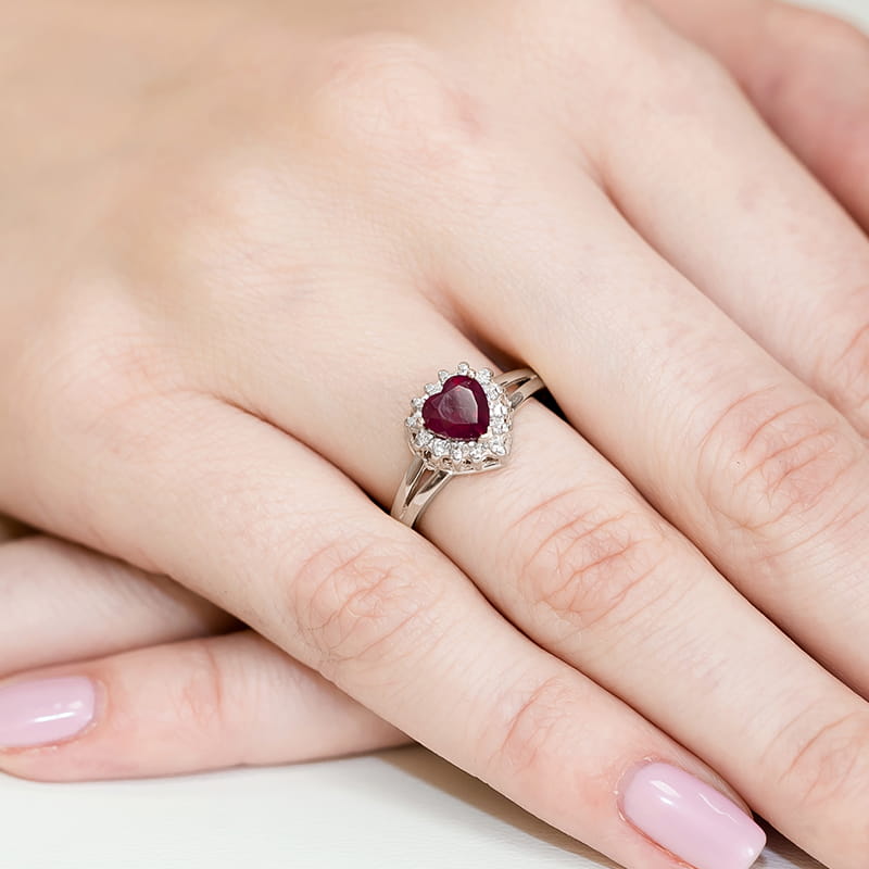 Auksinis Žiedas Su Rubinu Ir Deimantais