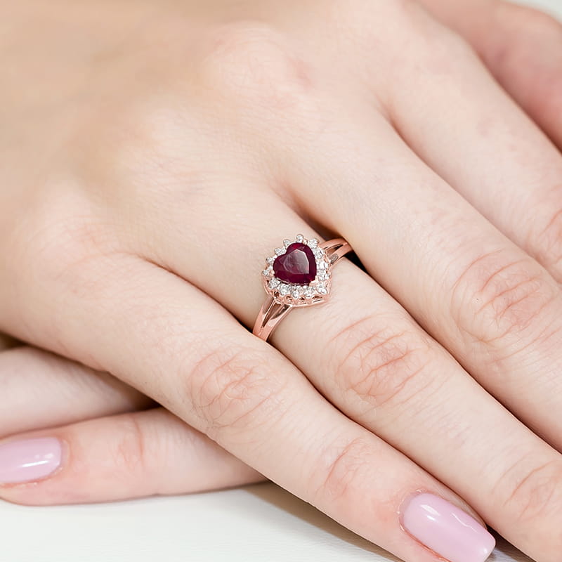 Auksinis Žiedas Su Rubinu Ir Deimantais