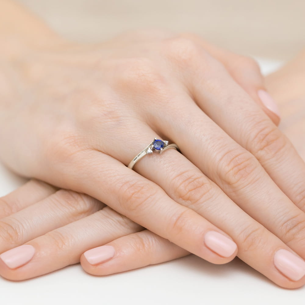 Auksinis Žiedas Su Safyru Ir Deimantais