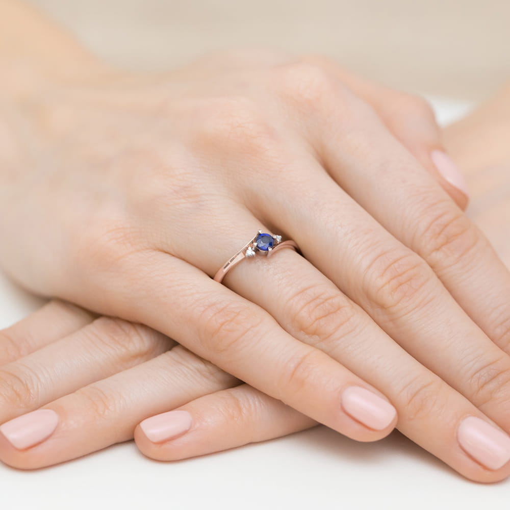 Auksinis Žiedas Su Safyru Ir Deimantais