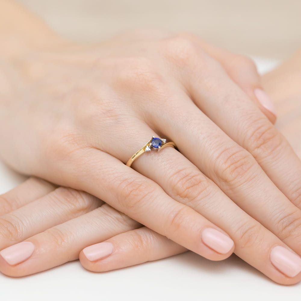 Auksinis Žiedas Su Safyru Ir Deimantais