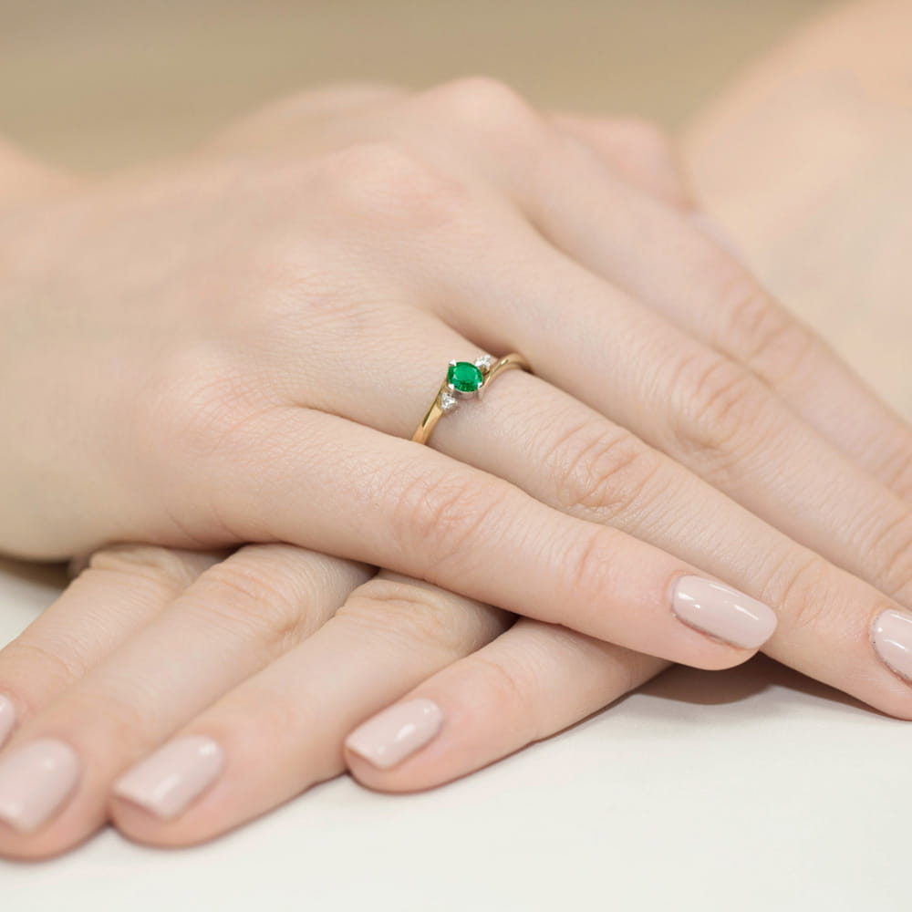 Gold Ring With Emerald And Diamonds