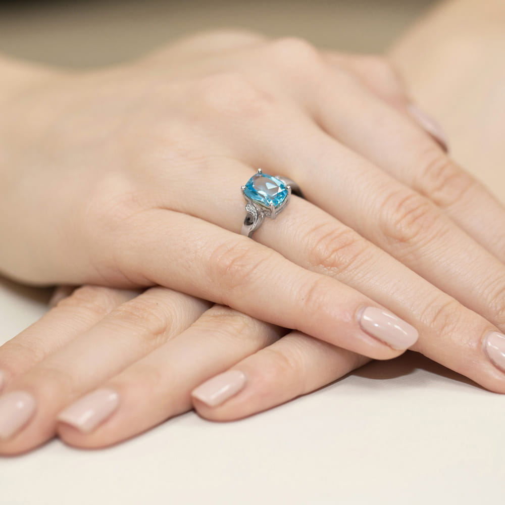 Auksinis Žiedas Su Topazu Ir Deimantais