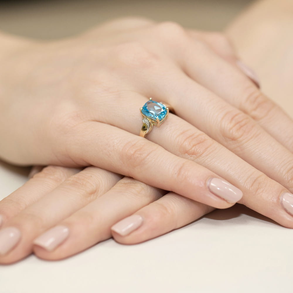 Auksinis Žiedas Su Topazu Ir Deimantais