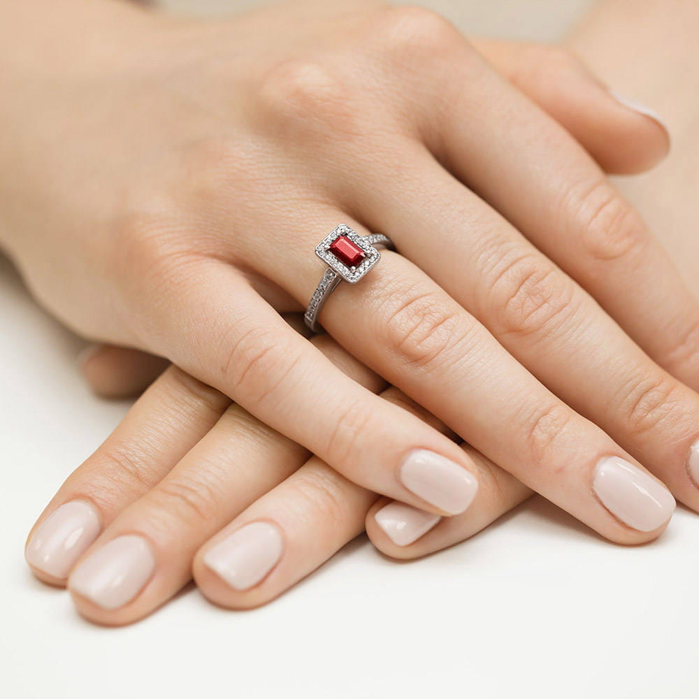 Auksinis Žiedas Su Rubinu Ir Deimantais