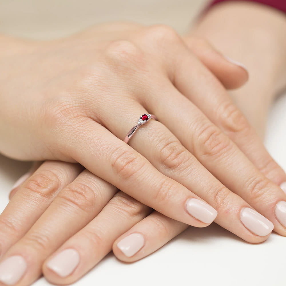 Auksinis Žiedas Su Rubinu Ir Deimantais