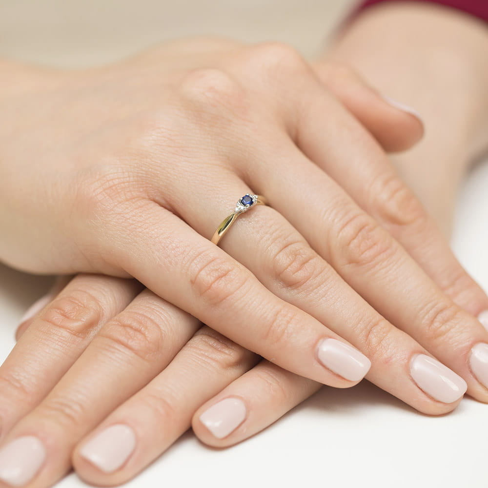 Auksinis Žiedas Su Safyru Ir Deimantais