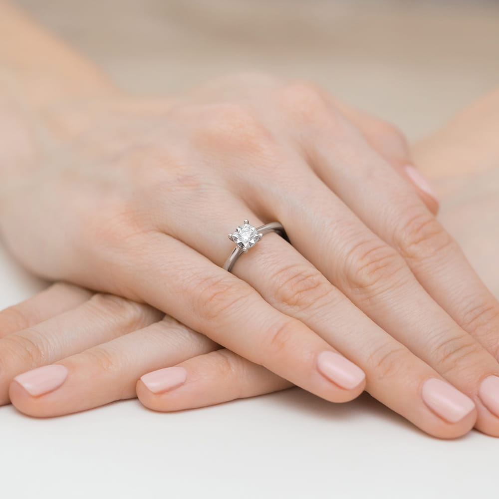 Auksinis Žiedas Su Deimantu