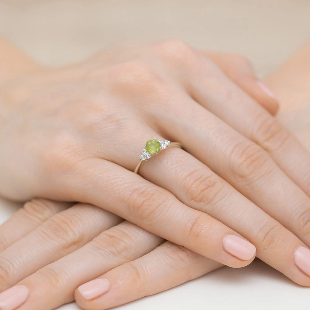 Auksinis Žiedas Su Peridotu Ir Deimantais