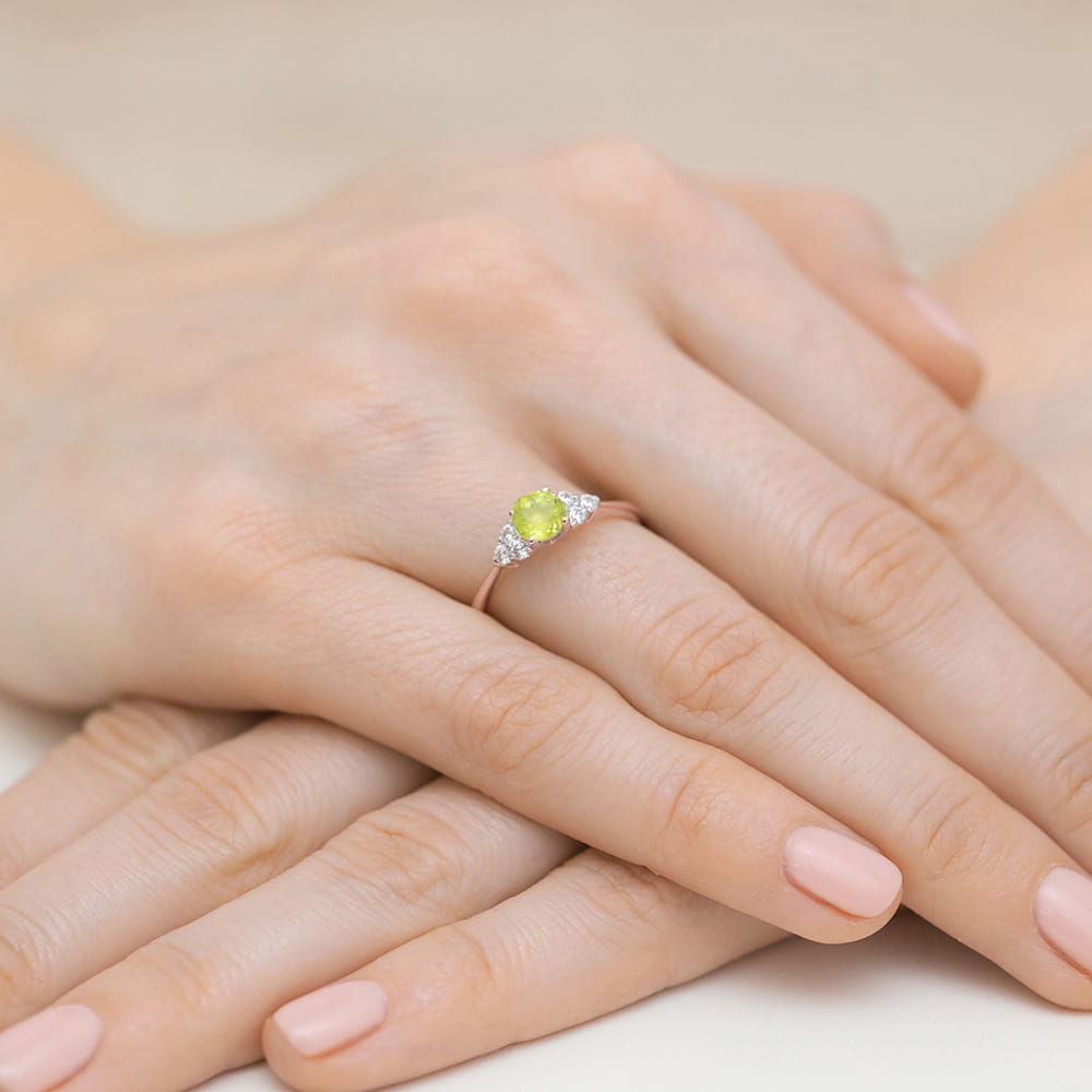 Gold Ring With Peridot And Diamonds