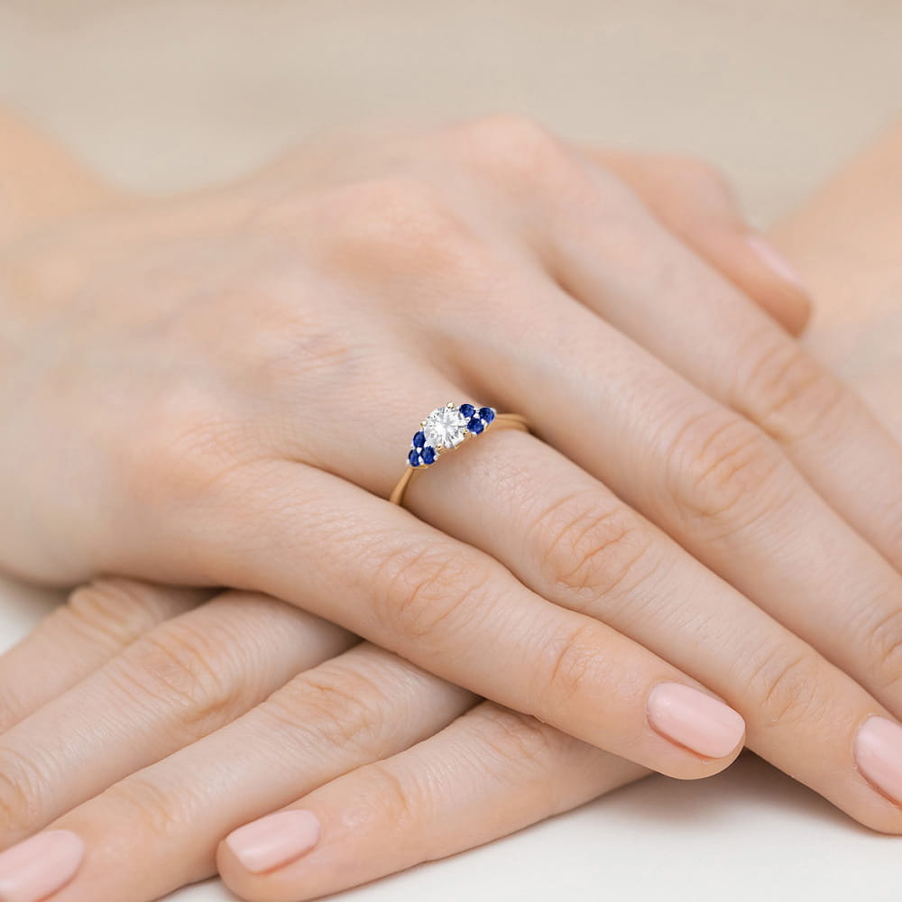 Auksinis Žiedas Su Baltu Ir Mėlynais Safyrais