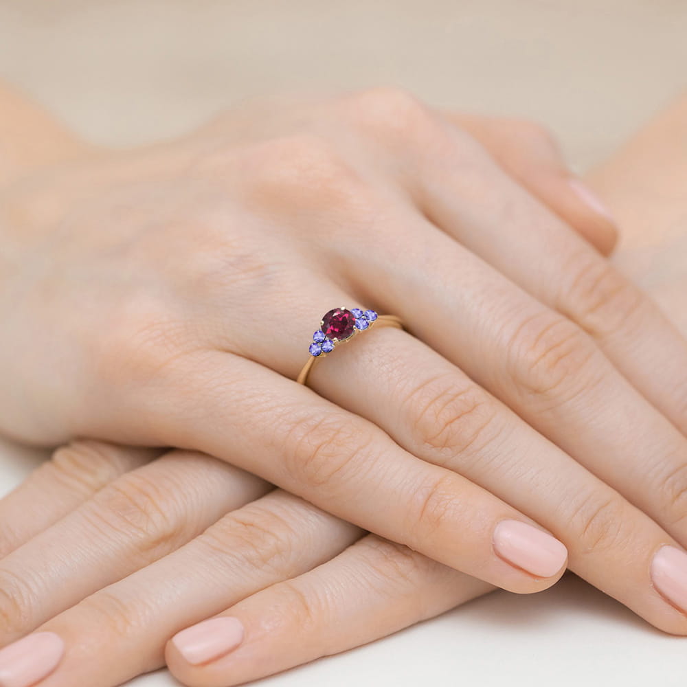 Auksinis Žiedas Su Rodolitu Ir Tanzanitais